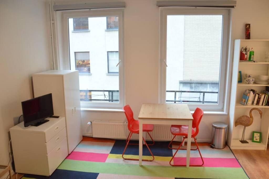Apartamento Nice Studio In Marolles Bruselas Exterior foto